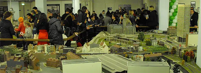 Opening rotterdam centraal station miniatuur wethouder baljeu kinderen school feest