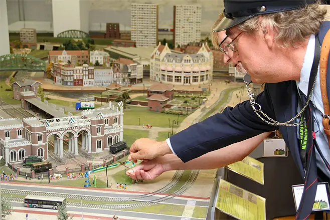 Rvv opening rotterdamse verhalen vierdaagse ret tram spoor minibioscoop expositie