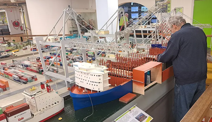 Containerschip op zijn plek