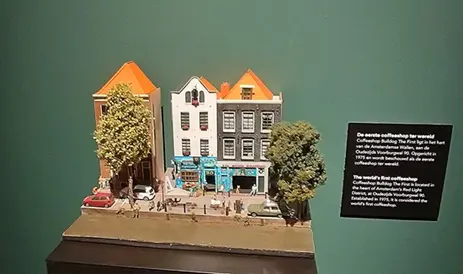 Mini-diorama van coffeeshop De Bulldog aan de Oudezijds Achterburgwal