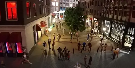 De maquette van het Red Light District bij avond, vol figuurtjes