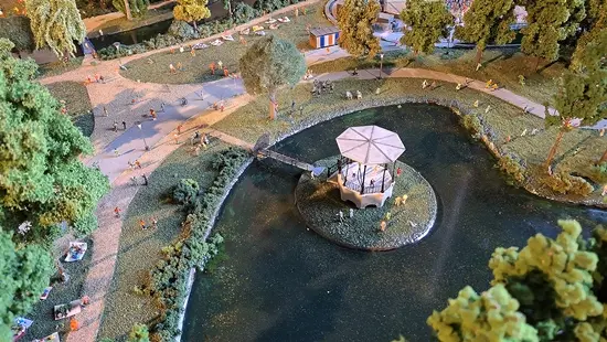 Het muziektentje in de vijver van de Vondelpark-maquette