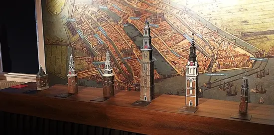 De Torens van Amsterdam in miniatuur voor een oude stadskaart