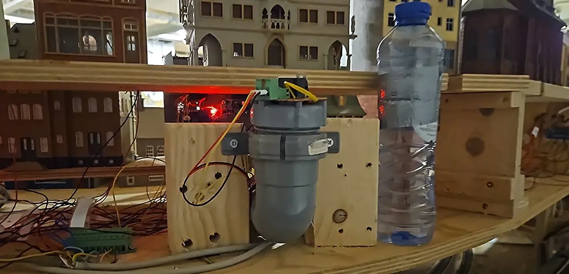 De verdamper voor de rook van de brandscène in Edinburgh, op de werkbank