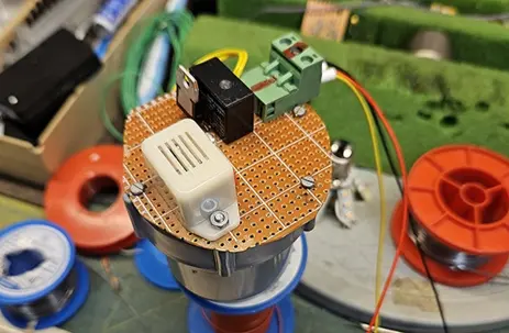 De vlotterschakeling met zoemer en ledlampje die de verdamper beschermt