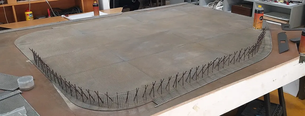 De basis van het plein met hekwerk voor de maquette De Joodsche Buurt, 25 februari