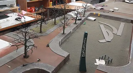 De kademuren en straten die naast het plein komen
