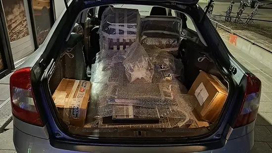 Een volgeladen auto met maquette-onderdelen voor de rit naar Amsterdam