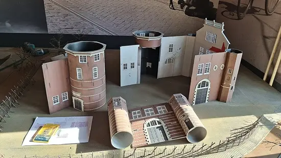 De maquette met De Waag en de gevels, nog niet klaar