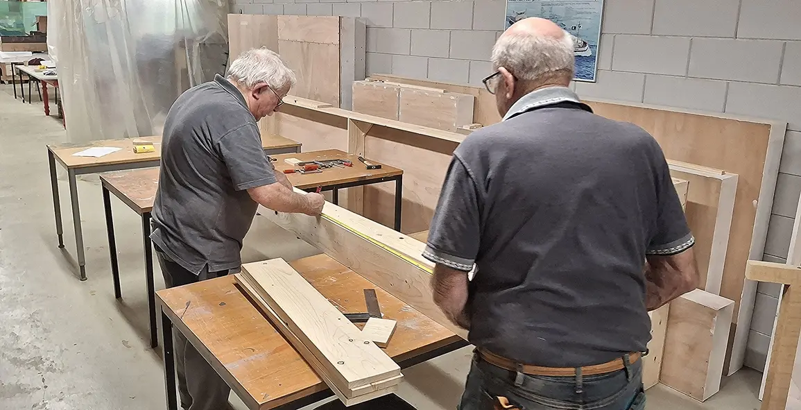 Ruwbouw-collega’s meten en zagen de onderbouw