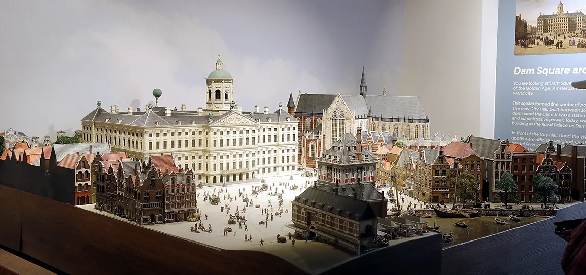 De maquette De Dam in 1675 in het Miniatuur Museum Amsterdam