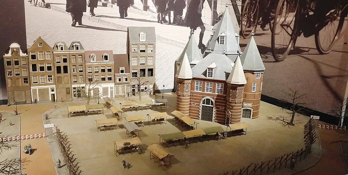 Marktkramen op het plein naast de Stadswaag in De Joodsche Buurt