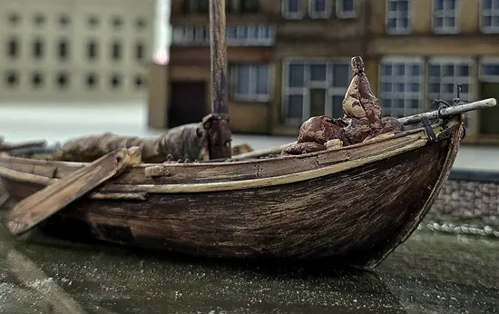Een scheepje met figuren in het haventje aan De Dam