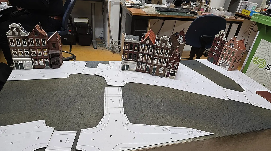 De gracht en grachtenhuizen van de EK 1988-maquette in aanbouw