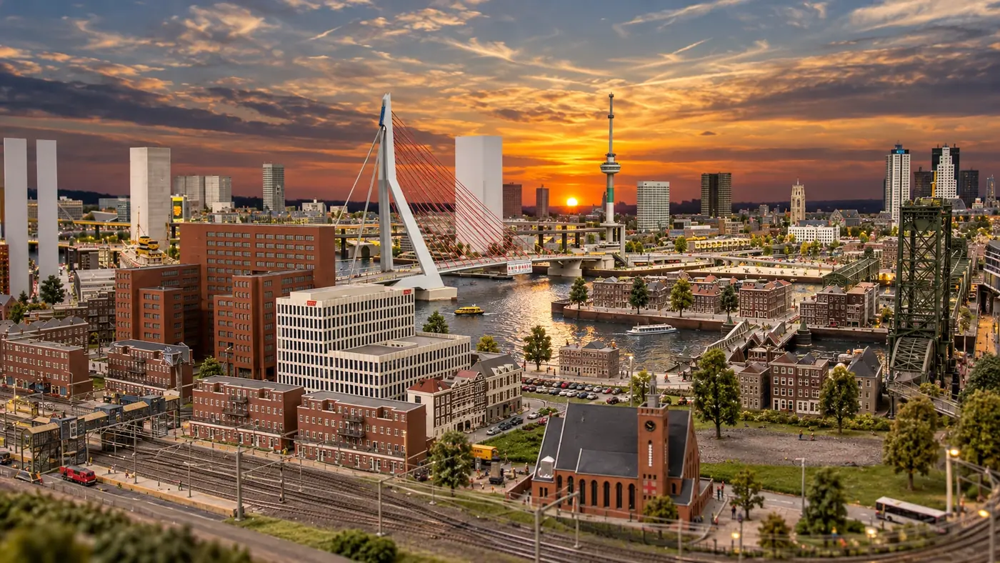 De miniatuurwereld van Rotterdam met skyline, haven en spoor