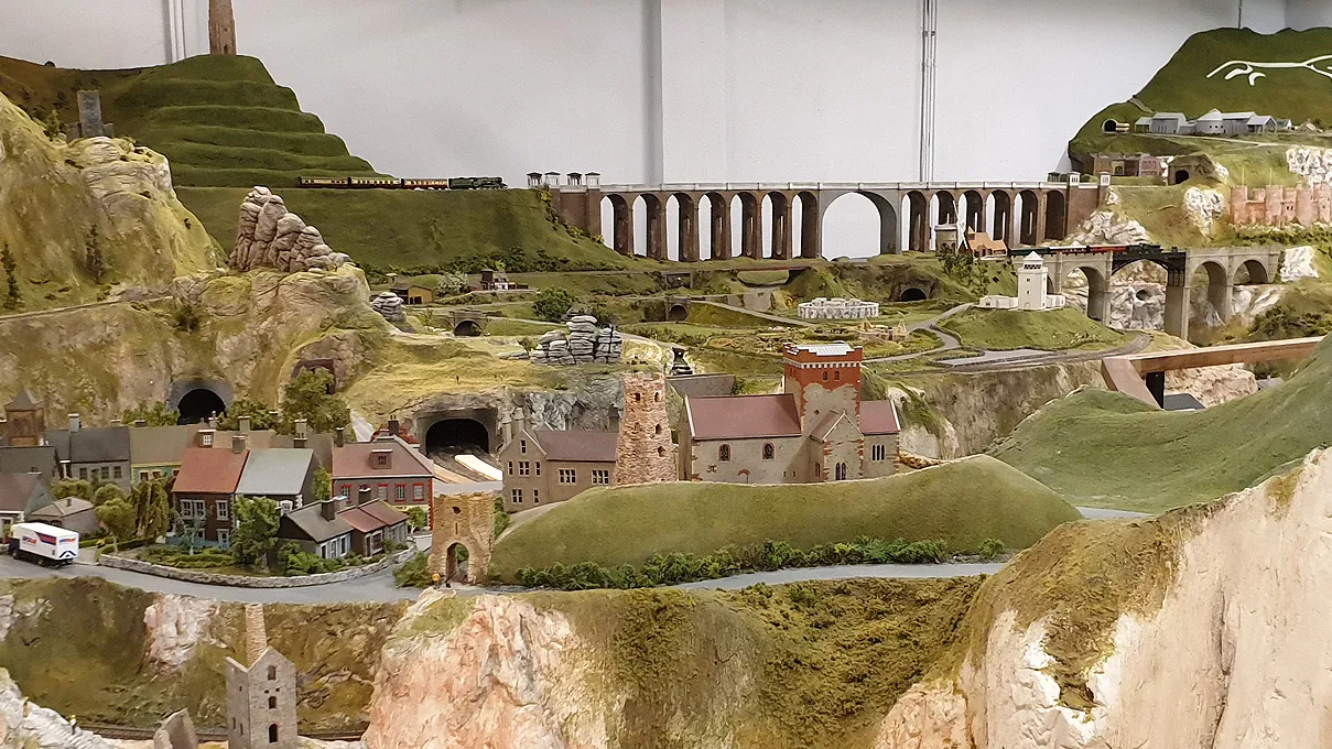 Viaducts and chalk cliffs in Great Britain in miniature