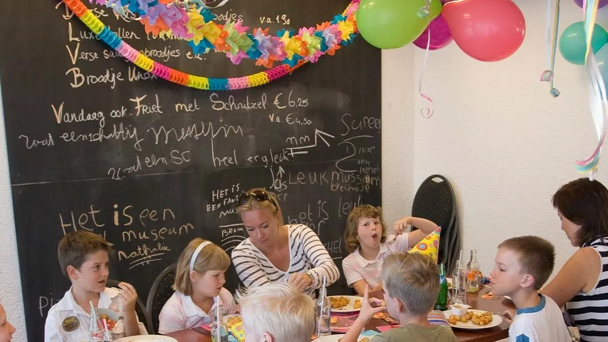 Aan tafel in het restaurant van Miniworld Rotterdam