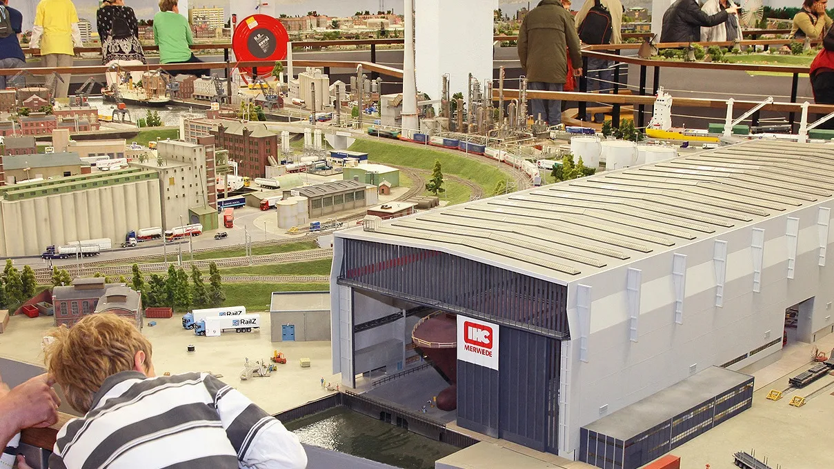 Young visitors at the shipyard in the miniature harbour