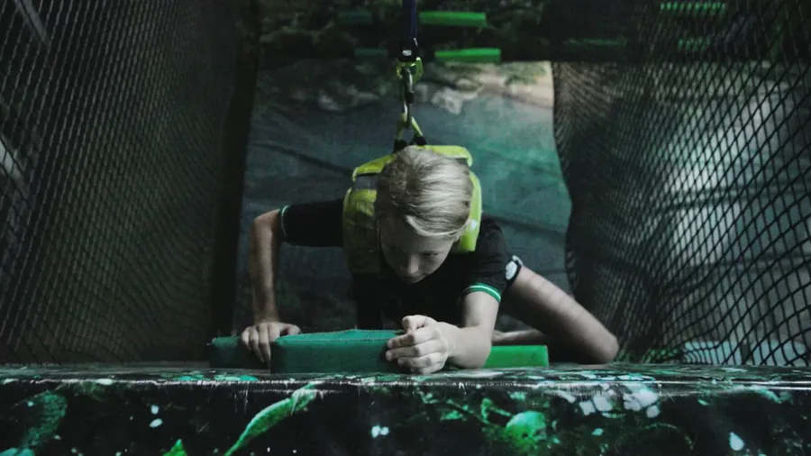Indoor climbing adventure for children and adults from 130 cm.