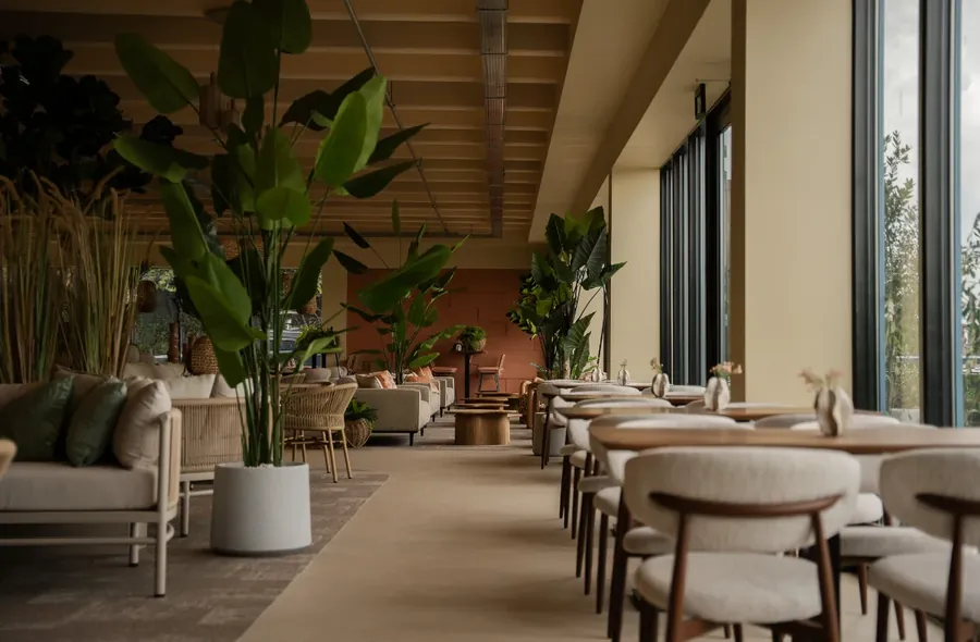 Restaurant and terrace on the Maashaven.